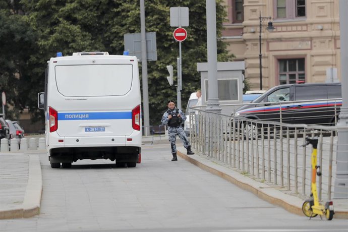 Archivo - MOSCOW, June 24, 2023  -- A policeman stands guard near the headquarters of Russian Federal Security Service in Moscow, Russia, on June 24, 2023. Russia's National Anti-terrorism Committee announced on Saturday that a counter-terrorist operati