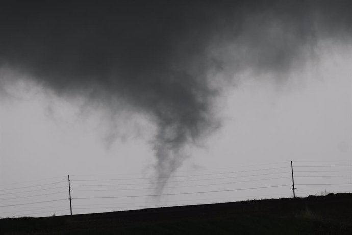 Archivo - Tornado warned storm clouds  form for tornado/storm chasers  for a week long chase from May 9th to May 13th, 2023. Marion County, IA/USA.Their were a hand full of tornados reported with some damage report in the midwest..photo by