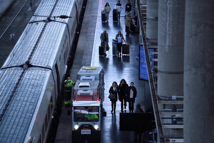 Varios viajeros con motivo de la operación salida en el puente de diciembre, en la estación de Puerta de Atocha-Almudena Grandes, a 5 de diciembre de 2023, en Madrid (España). 