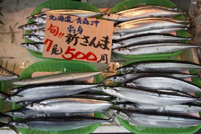 Archivo - Sardinas en un mercado de Japón