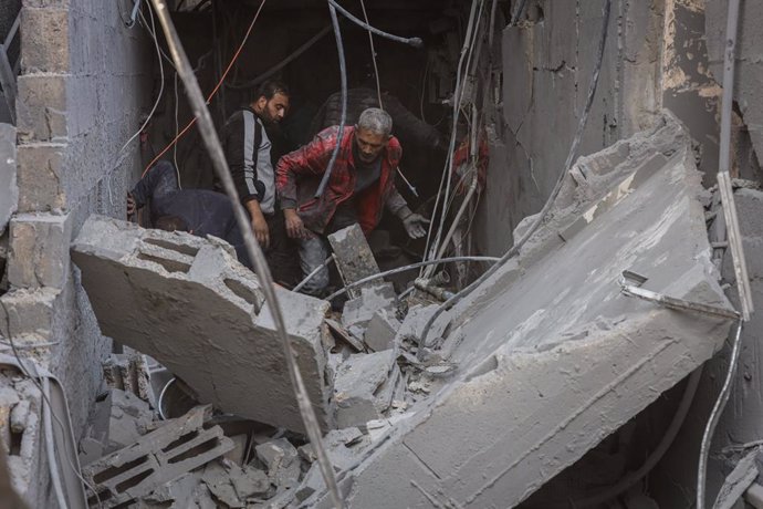 December 8, 2023, Khan Yunis, Gaza Strip, Palestinian Territories: Palestinians look at the damage after Israeli warplanes bombed a residential house in the Al-Amal neighborhood, west of Khan Yunis Governorate, south of the Gaza Strip, without warning. 
