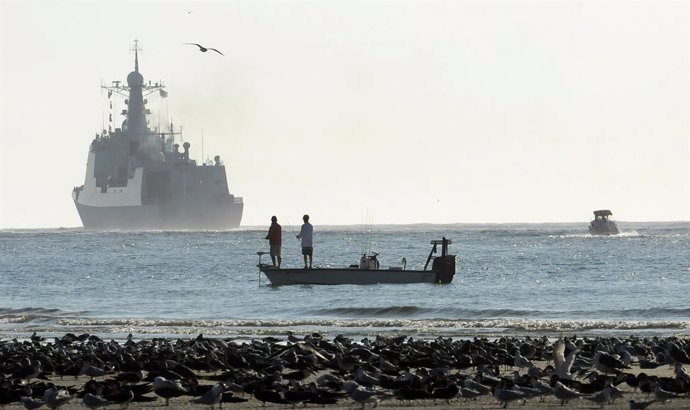 Archivo - November 7, 2015, Jacksonville, Florida, United States: People in a boat watch as the Chinese guided-missile destroyer Jinan heads out to sea after departing Naval Station Mayport, in Jacksonville, following a scheduled multi-day goodwill port