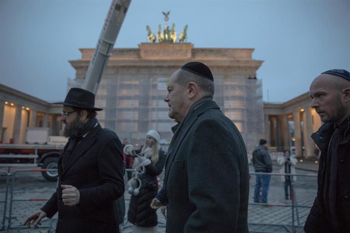 El canciller alemán Olaf Scholz pronuncia un discurso enfatizando la solidaridad con Israel y la comunidad judía en Alemania, en la Puerta de Brandeburgo.