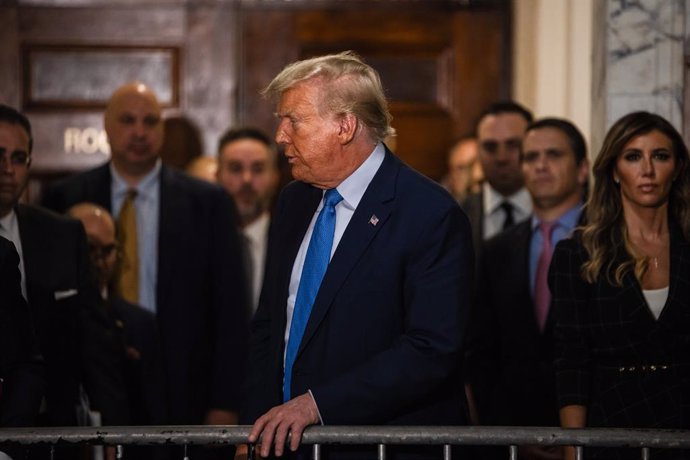 Archivo - November 6, 2023, New York, New York, USA: Former president DONALD TRUMP leaves the courtroom after testifying in his $250 million civil fraud lawsuit brought by NY AG Letitia James.