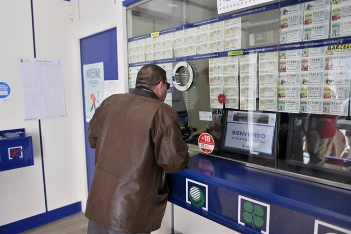 Archivo - Un hombre compra lotería en una administración. Imagen de archivo