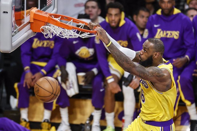 Archivo - 11 April 2023, US, Los Angeles: Los Angeles Lakers forward LeBron James (R) scores against the Minnesota Timberwolves during an NBA Play-In Tournament basketball game at Crypto.com Arena. Photo: Ringo Chiu/ZUMA Press Wire/dpa