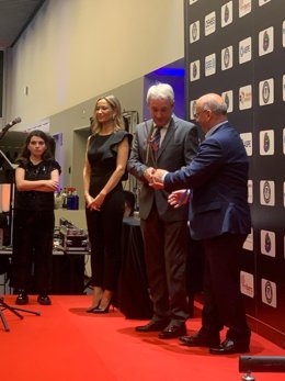 El director gerente del Servicio Andaluz de Salud (SAS), Diego Vargas, ha recogido el galardón al compromiso regional con las enfermedades poco frecuentes que otorga el Instituto de Investigación y Desarrollo Social de Enfermedades Poco Frecuentes.