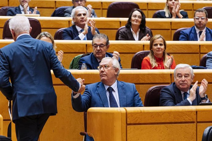 El senador del PP Javier Arenas (2d) durante una sesión plenaria, en el Senado, a 14 de noviembre de 2023, en Madrid (España). La Comisión de Reglamento del Senado ha avalado la reforma propuesta por el PP para dilatar hasta dos meses la tramitación de 