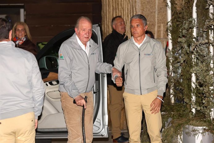 El Rey Juan Carlos (i) se dirige a los medios de comunicación, en el Real Club Náutico de Sanxenxo, a 25 de noviembre de 2023.
