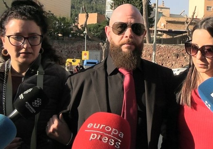 Un dels germans de l'actriu Itziar Castro, Oriol Castro, en la vetlla de l'actriu a Pallej (Barcelona)