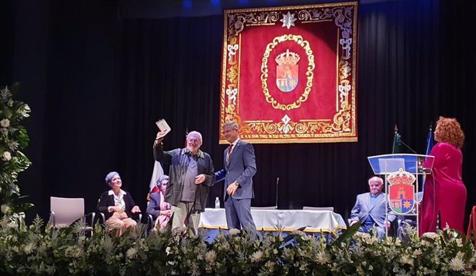 Juan José Alarcón en el acto con el alcalde de Valencina