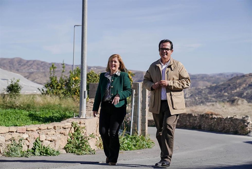 El diputado de Fomento, Infraestructuras, Vertebración del Territorio y Agua, Antonio J. Rodríguez, acompañado por la alcaldesa de Huécija, Ana María Vizcaíno