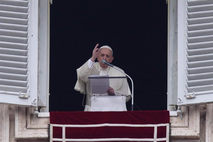 Archivo - 30 January 2022, Vatican, Vatican City: Pope Francis delivers the Sunday Angelus prayer from the window of the Apostolic Palace overlooking St. Peter's Square in Vatican City. P Photo: Evandro Inetti/ZUMA Press Wire/dpa