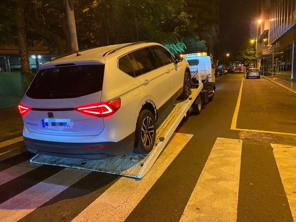 Agentes de la Unidad Nocturna Especial (UNE) de la Policía Local de Las Palmas de Gran Canaria detuvieron anoche a dos personas que circulaban la en dirección prohibida por el barrio de Tamaraceite
