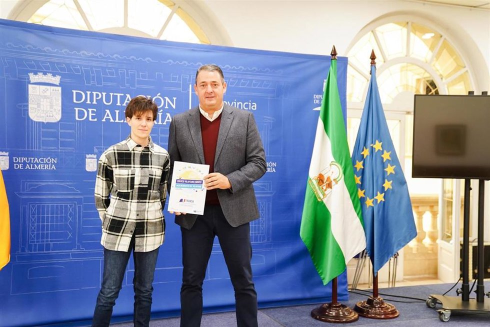 El diputado de captación de Fondos Europeos y Emprendimiento, José Juan Martínez, junto al joven Ethan