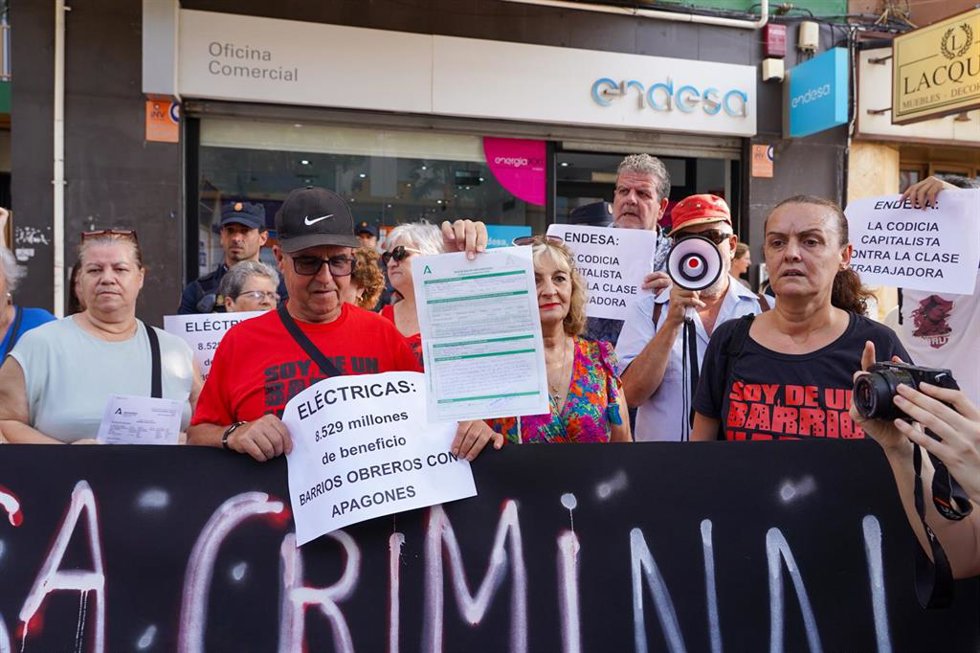 Archivo - Protesta vecinal ante una sede de Endesa