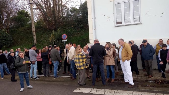 Concentración en San Martín de Luiña para exigir mejoras en el centro de salud.