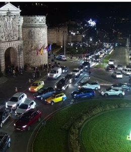 La Puerta de Bisagra de Toledo colapsada por el tráfico de vehículos.
