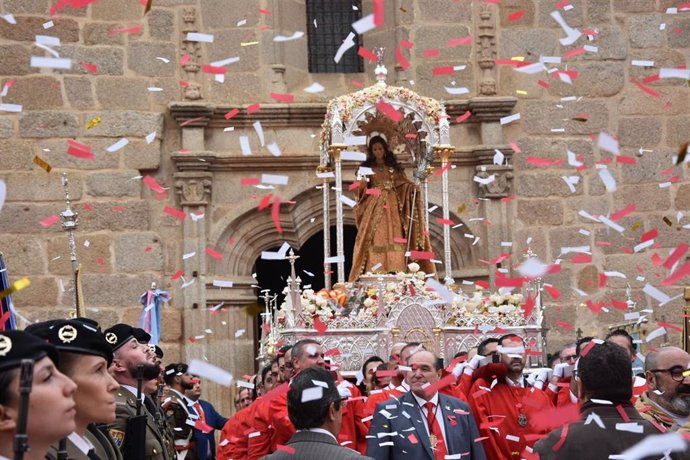 La Virgen y Mártir Santa Eulalia entra en su Basílica bajo una petalada en su honor