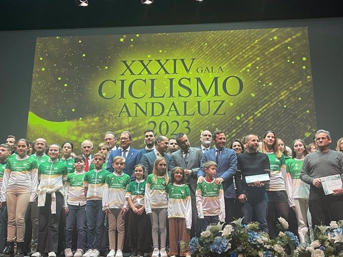 Foto de familia de los distintos premiados y autoridades de la XXXIV Gala del Ciclismo Andaluz celebrada en el Palacio de Congresos de La Línea de la Concepción.