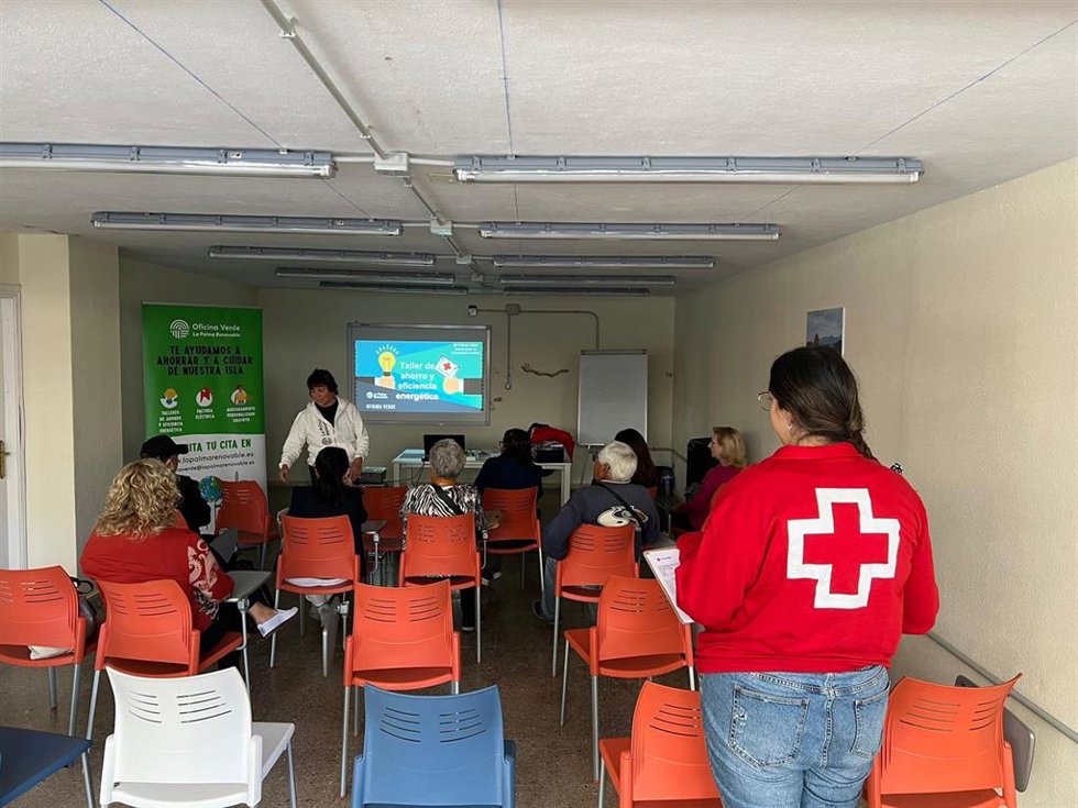 Taller de Ahorro y Eficiencia Energética enmarcado en el Proyecto 'Impulsando la Salud Financiera' en La Palma