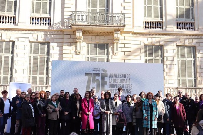 La conseller de Justicia, Derechos y Memoria, Gemma Ubasart, y la de Igualdad y Feminismos, Tània Verge, inauguran la exposición 'Los derechos humanos en el siglo XXI' en el Palau Robert de Barcelona.