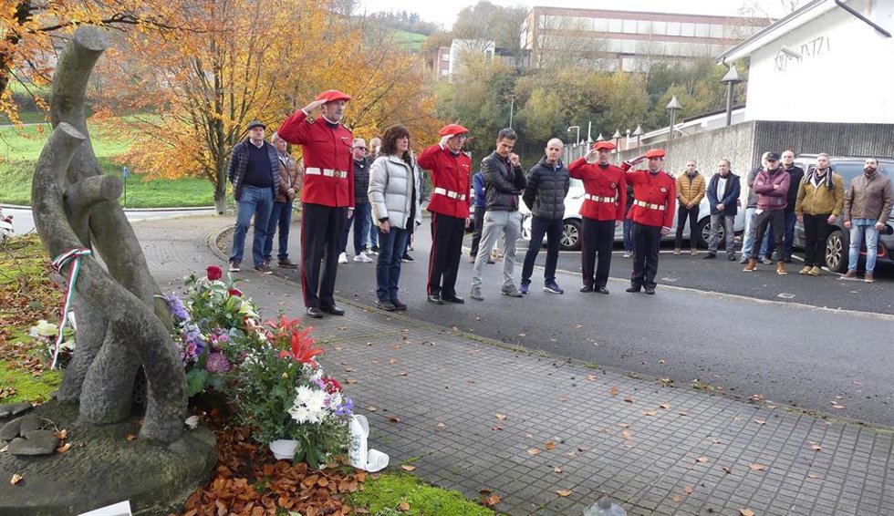 Homenaje a José Luis González Villanueva e Iñaki Mendiluze Etxeberria, agentes de la Ertzaintza asesinados en Itsasondo en 1995