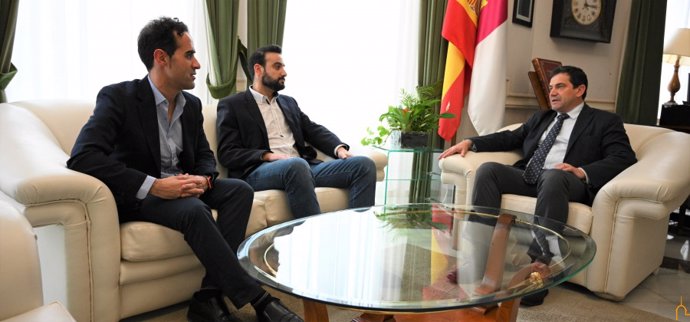 El alcalde de Pedro Muñoz, Alberto Lara, ha mantenido un encuentro con el presidente de la Diputación de Ciudad Real, Miguel Ángel Valverde.