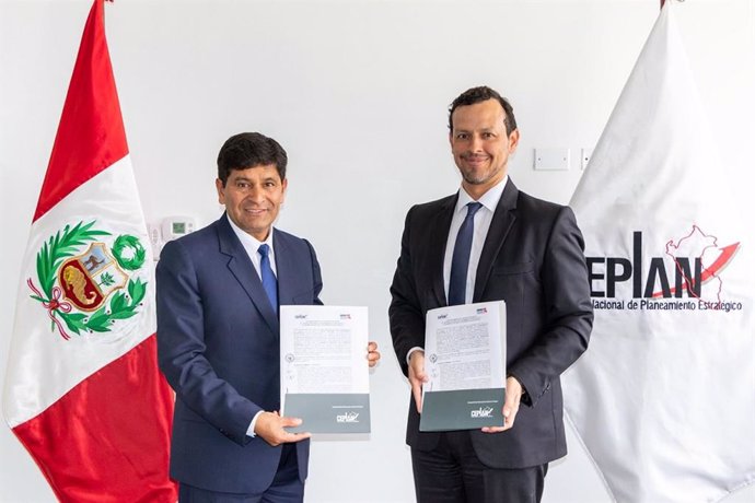 Presidentes de la ANGR, Rohel Sánchez y del Ceplan,Giofianni Peirano, firmaron convenio de cooperación interinstitucional para fortalecer el planeamiento estratégico de las regiones.