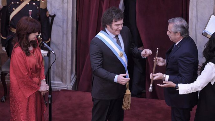 Alberto Fernández le da el bastón presidencial a Javier Milei.