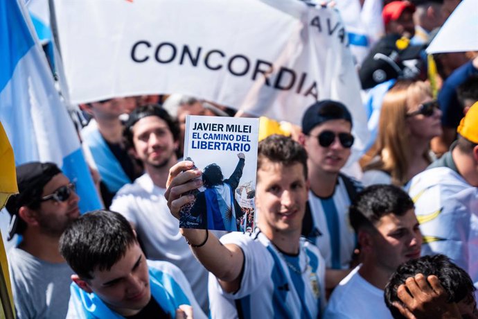 Simpatizantes se concentran para celebrar la toma de posesión de Javier Milei como Presidente electo, frente el Congreso de Buenos Aires, a 10 de diciembre de 2023, en Buenos Aires (Argentina). Milei ha tomado hoy posesión como presidente electo. Por pr