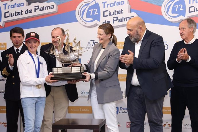 La presidenta del Govern, Marga Prohens, felicita a los ganadores y participantes del 72 Trofeo 'Ciutat de Palma' de Vela "por tanto talento y esfuerzo"