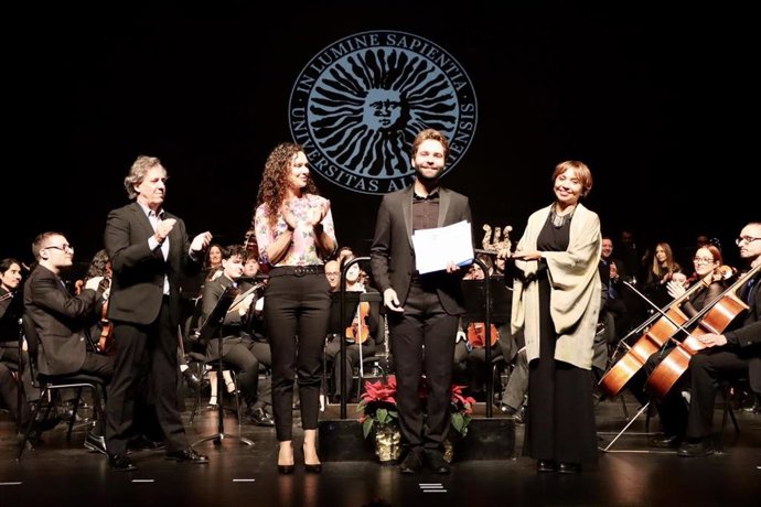 El alemán Simon Eldelmann es ovacionado tras recibir el premio del III Concurso Internacional de Dirección de Orquesta de manos de la vicerrectora de Cultura, María del Mar Ruiz, y de la presidenta del Consejo Social de la UAL, Mariola Hidalgo.