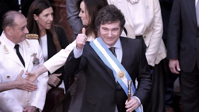 A los 53 años, Milei es el flamante presidente. Y recibió el beneplácito de los mandatarios provinciales.