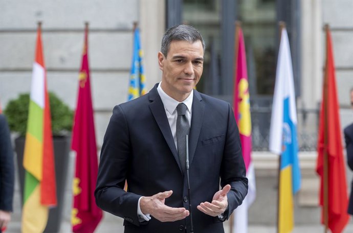 El presidente del Gobierno, Pedro Sánchez, atiende a medios a su llegada al acto de homenaje a la Constitución, en el Congreso de los Diputados, a 6 de diciembre de 2023, en Madrid (España). Las Cortes Generales celebran el 45 aniversario de la Carta Ma