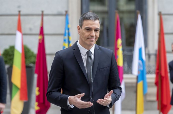 El presidente del Gobierno, Pedro Sánchez, atiende a medios a su llegada al acto de homenaje a la Constitución, en el Congreso de los Diputados, a 6 de diciembre de 2023, en Madrid (España). Las Cortes Generales celebran el 45 aniversario de la Carta Magn