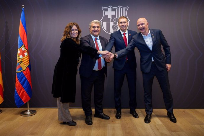 Los firmantes tras el acuerdo y antes de empezar el partido