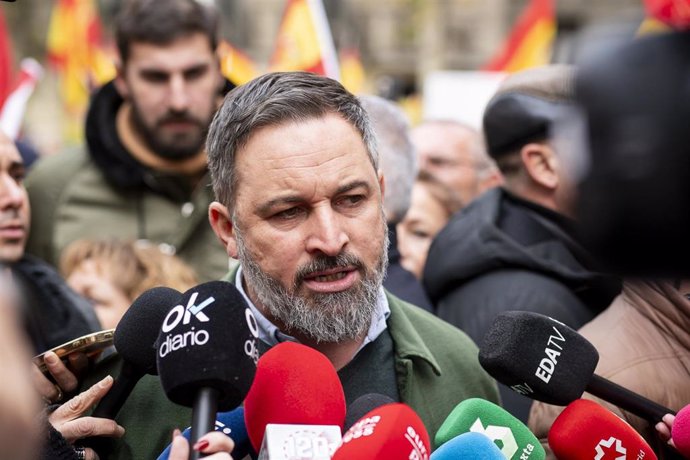 El líder de VOX, Santiago Abascal, ofrece declaraciones a los medios durante una concentración frente a las sede del PSOE de la calle Ferraz, a 6 de diciembre de 2023, en Madrid (España). 