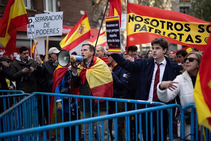Varias personas se manifiestan en Ferraz tras un acto del PP contra la amnistía, a 3 de diciembre de 2023, en Madrid (España). 