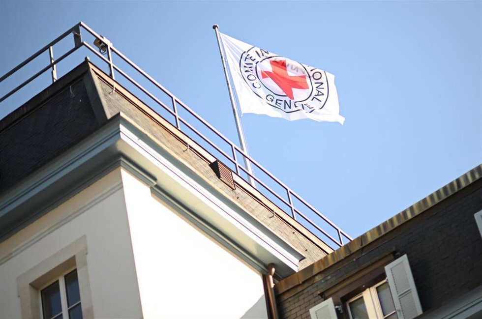Archivo - Imagen de archivo de una bandera del Comité Internacional de la Cruz Roja en su sede en Génova (Suiza)