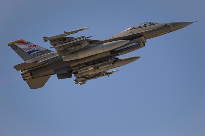 Archivo - October 16, 2023, Gunsan, North Jeolla Province, South Korea: A U.S. Air Force F-16C Fighting Falcon fighter aircraft assigned to the Headhunters of the 80th Fighter Squadron takes off for routine operations at Kunsan Air Base, October 16, 202