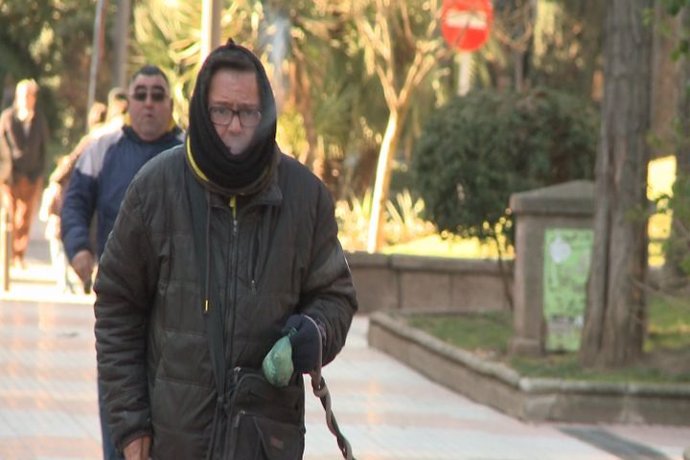 Archivo - Un hombre camina abrigado por la calle. Imagen de archivo