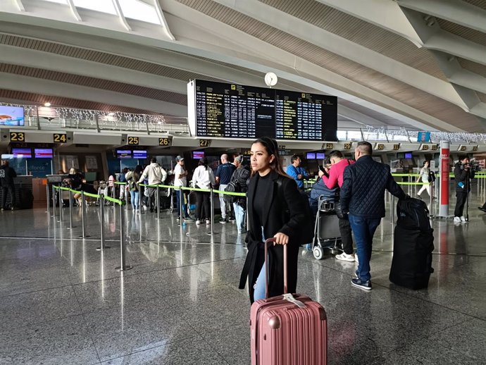 Una pasajera transporta una maleta en el aeropuerto de Bilbao de cara al 'puente' de diciembre.