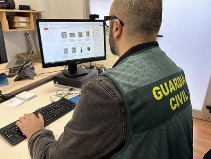 La Guardia Civil ha investigado a 17 personas relacionadas con el entramado económico de estafas 'online'