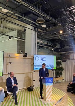 El presidente de la Junta, Juanma Moreno, este lunes en el pabellón de la Unión Europea, en la COP28 de Dubái