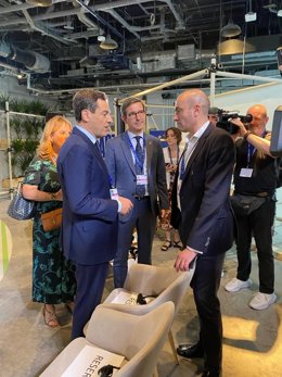 El presidente de la Junta de Andalucía, Juanma Moreno (i.), este lunes,  en un acto de la Unión Europea, en el marco de la COP28 de Dubái