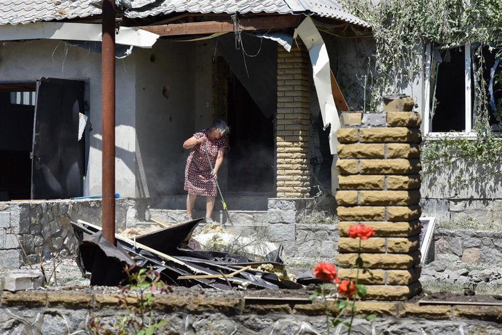 Archivo - Una mujer limpia su casa en Verjnia Tersa, en el este de Ucrania
