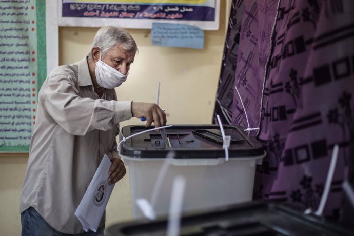Archivo - Imagen de archivo de un hombre depositando su voto en las elecciones en Egipto.