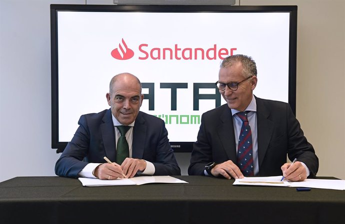 El presidente de ATA, Lorenzo Amor, y el director de la Red Comercial de Santander España, Antonio Valldecabres