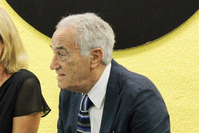 Archivo - El periodista José María Carrascal, durante la presentación de uno de sus libros.